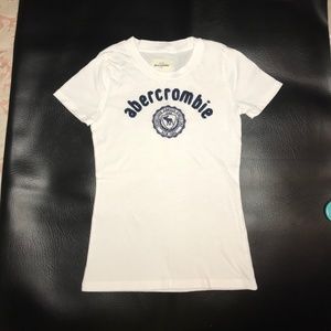 White Logo Abercrombie Kids T-shirt Sz M